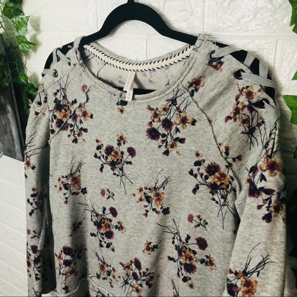 •🌼3/$30🌼Xhiliration Grey Floral Printed Crew Neck Sweater Size Medium - Picture 8 of 16